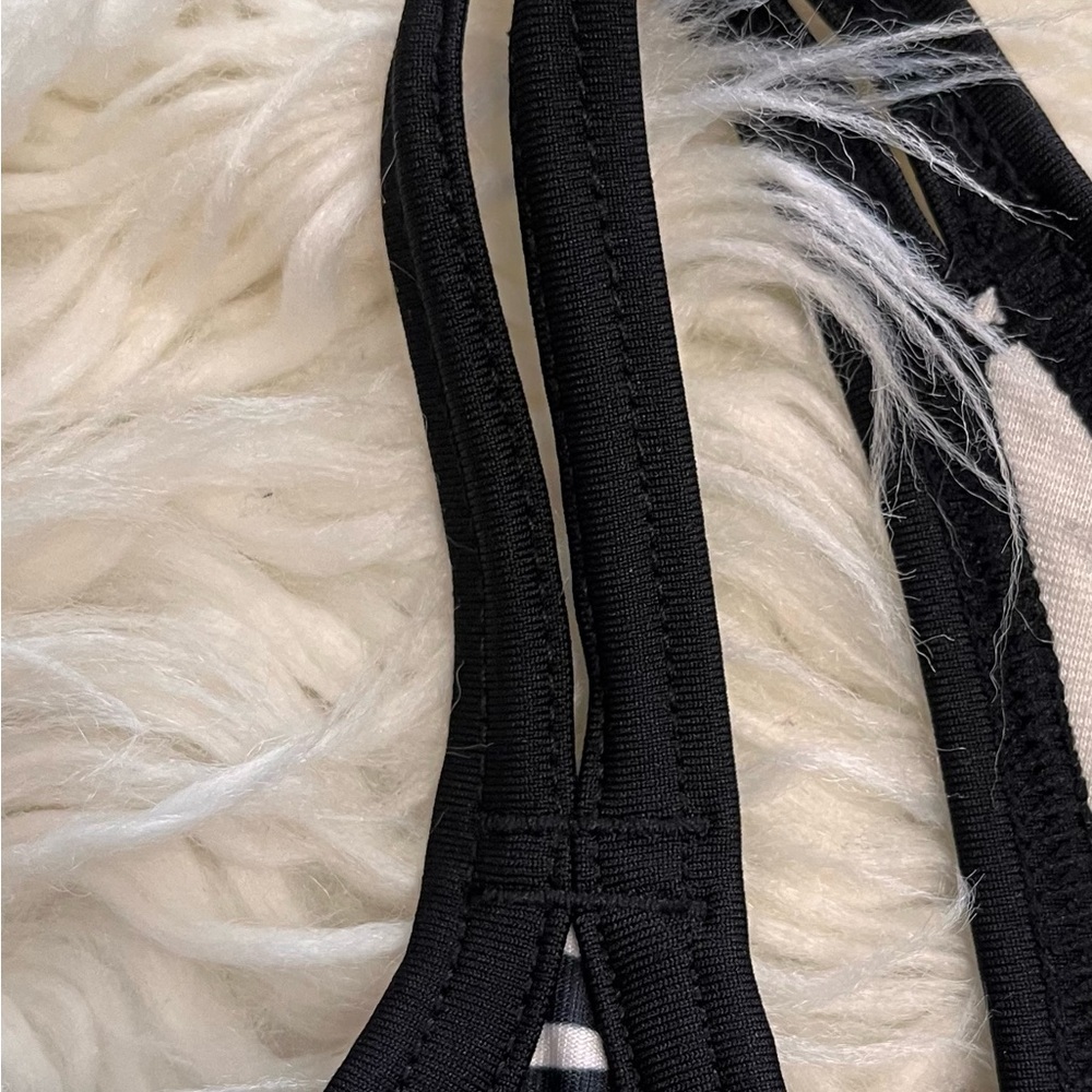 Brooks Women’s Black & White Razorback Sports Top. Size M - Picture 3 of 4